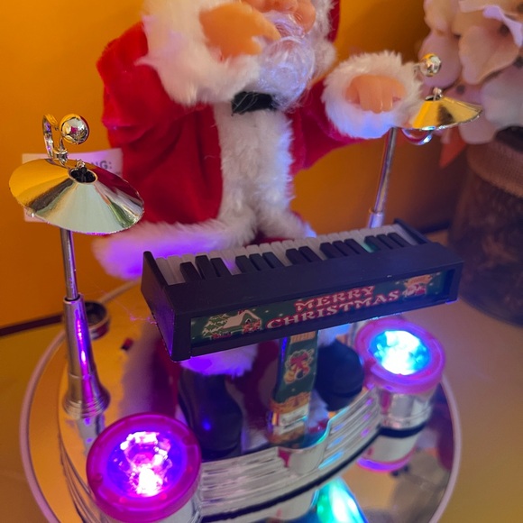 Santa playing Christmas music battery operated (AA ) not included - Picture 10 of 10